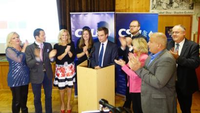 Bild: Wieder
Beifall für den künftigen Landtagsabgeordneten Stephan Oetzinger, der sein Erststimmenergebnis deutlich über den Landesschnitt heben konnte. Zufrieden kann auch Dagmar Nachtigall (links) mit ihrem Zweitstimmenergebnis sein.