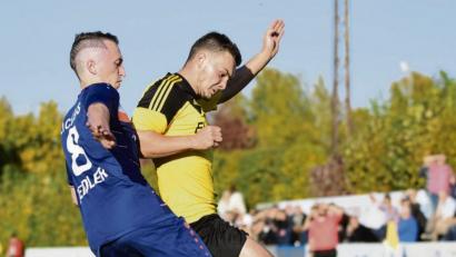 Bild: Schrems
Der SV Poppenreuth fertigte am Sonntag Spitzenreiter Kickers Selb mit 5:0 ab. Hier kämpfen Doppel-Torschütze Josef Kotrba (rechts) und Jonas Zeidler um den Ball.