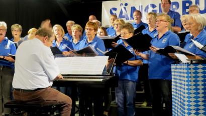 Bild: Hirsch
Der gemischte Chor des Sängerbundes unter der Leitung von Michael Koch brachte das "Schwandorf-Lied" zu Gehör.