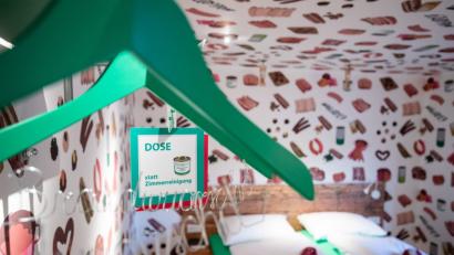 Bild: Daniel Karmann/dpa
"Dose Bratwursthäck statt Zimmerreinigung" steht auf einem Türklinkenschild im Zimmer des "Bratwursthotels".