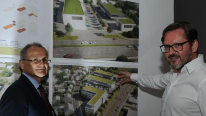 Bild: gf
Der Amberger Architekt Stefan Vogl (rechts) und Norma-Expansionsleiter Herbert Zangl (links) stellen die gewünschte Bebauung auf dem Areal des ehemaligen Autohauses Zinkl vor. Neben einem Einkaufsmarkt sind auch ein Hotel sowie Flächen für Büros und Dienstleister vorgesehen.