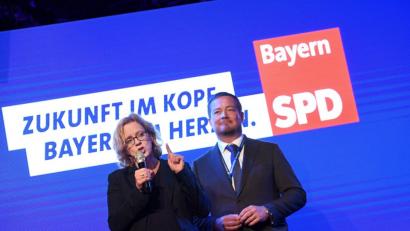 Bild: Angelika Warmuth/dpa
Die SPD-Spitzenkandidatin Natascha Kohnen und Generalsekretär Uli Grötsch stehen bei der Wahlparty der SPD in München zusammen auf der Bühne.