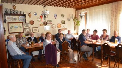 Bild: bej
Viel Interessantes hatte der Kreisvoritzende Alfred Kerscher (Mitte hinten) zu berichten. Dafür dankte ihm VdK Vorsitznder Alfons Fuchs (Mitte).