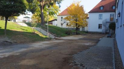 Bild: gz
Der Schulhof ist ohne Pflaster. Die Gemeinde sucht geeignete Firmen für die anstehende Arbeit.