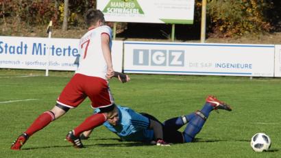 Bild: gb
Die SpVgg Wiesau gewann das Kellerduell beim SV Steinmühle mit 3:1. Als zweifacher Torschütze glänzte Lars Saller. Diese Chance gegen den am Boden liegenden SVS-Torhüter Daniel Gold konnte Saller aber nicht nutzen.