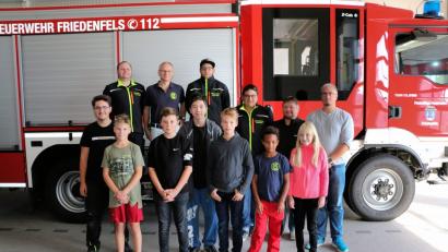 Bild: bsc
Große Freude bei der Friedenfelser Jugendfeuerwehr (vorne). Der Feuerwehrverein mit Vorstand Jürgen Kraus (hinten, Dritter von rechts) und Schriftführer Alexander Breitner (hinten rechts) überreichten für den Fleiß und das Interesse der Jugendlichen an der Wehr, 500 Euro Spende. Die Kommandanten Jürgen Schultes und Christian Bischof sowie die Mitglieder der aktiven Feuerwehr, Christian Schraml und Martin Bischof (hinten von links) freuten sich mit den Jugendlichen.