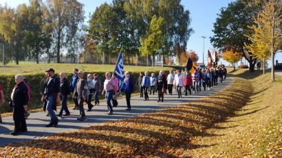 Bild: gi
Die Vereine und Abordnungen ziehen mit Blasmusik von der Pfarrkirche zum Übersetzungsfest in die Wieskirche.