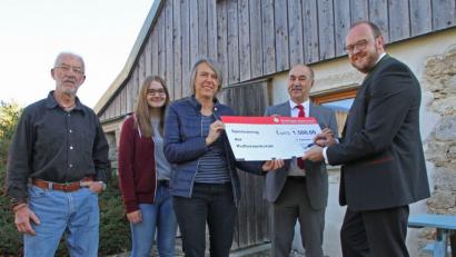 Bild: nm
Landrat Andreas Meier und Sparkassenvorstandsvorsitzender Josef Pflaum (von rechts) zeichneten den Sponsoring-Scheck ab. Werner Fritz, Julia Schmidt und Irene Fritz (von links) freuten sich über die für die Kulturwerkstatt so "wertvollen" Unterschriften.
