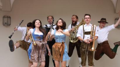 Bild: exb
Auch die „iBlosn“ tritt beim Kirchweihabend im „Weißen Rößl“ in Neustadt auf. Die jungen Leute sind zwischen 17 und 24 Jahre alt, werden vom erfahrenen Musikanten Franz Maier geleitet und spielen mit Leidenschaft Blasmusik.