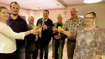 Bild: ohr
Im 30. Jubiläumsjahr der Geschäftsgründung in Stulln eröffnete die Bäckerfamilie Ritz eine Filiale in Dürnsricht. Ruhestandspfarrer Johann Schächtl (Dritter von rechts), Bürgermeister Christian Ziegler (Mitte) und der ehemalige Bäckereibesitzer Friedebert Brand (links daneben) stießen mit Bäckermeister Georg Ritz (Zweiter von rechts), Gattin Martina (rechts), Juniorbäckermeister Christoph Ritz (Zweiter von links) und seiner Freundin Kathrin (links) auf gutes Gelingen an.