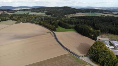 Bild: dob
Der neu ausgebaute Hütbrunnenweg führt direkt am Gewerbegebiet vorbei. Nun soll dieses für die Ansiedlung von weiteren Betriebe ausgeweitet werden.