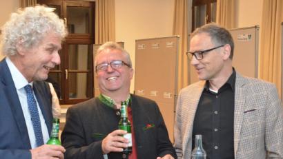 Bild: Benkhardt
Darauf ein kleines Pils: Toni Dutz (Mitte) vertritt den Stimmkreis Tirschenreuth auf jeden Fall im Bezirkstag. Landrat Wolfgang Lippert (links) weiß am Wahlabend noch nicht, dass er selbst Chancen hat. Rechts der Waldsassener Bürgermeister Bernd Sommer.