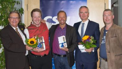 Bild: Pia Regnet
Am Ende doch noch fröhliche Gesichter bei der CSU: Der Amberger Kreischef Stefan Ott (rechts) dankt den Kandidaten bei der Wahlparty im ACC am Sonntag mit kleinen Geschenken. Von links: Martin Preuß, Henner Wasmuth, Thomas Bärthlein und Harald Schwartz. Schwartz errang erneut das Direktmandat für den Landtag, Preuß das für den Bezirkstag.