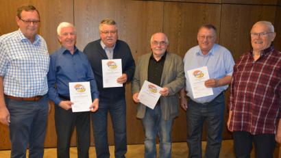 Bild: jr
Vier Gründungsmitglieder wurden bei der 50-Jahrfeier des VduG geehrt. Im Bild (von links) 2. Vorsitzender Willi Glaßl, Alfred Hecht, Karl-Heinz Ernstberger, Ernst Bayer, Manfred Bäcker und Vorsitzender Günter Schampera.