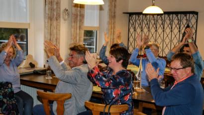 Bild: rw
Die ersten Hochrechnungen lassen die Grünen bei ihrer kleinen Wahlparty im Gasthaus "Zur Fantasie" in Kemnath jubeln. Zu diesem Zeitpunkt weiß Anna Toman (vorne, Zweite von rechts) noch nicht, ob sie es in den Landtag schafft.