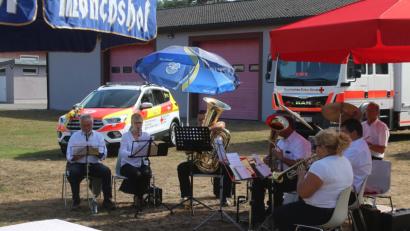 Bild: sne
Die Grafenwöhrer Stadtkapelle sorgt für die richtige Musik bei Einweihung des neuen HvO-Fahrzeugs.