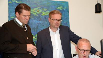 Bild: Götz
Wo sind die Hochburgen, wo die tiefsten Werte? Die CSU-Direktkandidaten und Wahlsieger Alexander Flierl (Mitte) und Thomas Ebeling (links) schauten Flierls Büroleiter Reinhard Bergmann gespannt über die Schulter.
