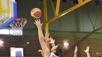 Bild: Büttner
Jan Selinger (rechts) schraubt sich in Richtung Korb: Der Tscheche war bei seinem Saisondebüt mit 21 Punkten der erfolgreichste Schütze bei den Hamm Baskets. Dennoch mussten die Weidener Basketballer gegen den TTV Neustadt eine Niederlage quittieren.