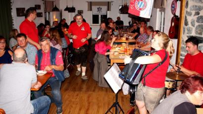 Bild: zer
Gaudi und gute Stimmung gab es beim Bayern-Fanclub "Gute Freunde" und dem Zoiglfest in der Brettlhüttn.