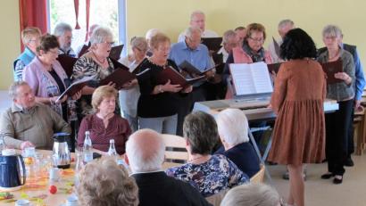 Bild: wlr
Die Damen und Herren vom Gesangverein geben unter Leitung von Larissa Burgardt ihr Können preis, den Zuhörern gefällt es. Sie lassen sich dazu Kaffee und Kuchen schmecken.