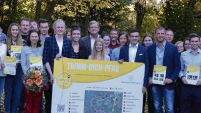 Bild: prbr
Stolz präsentiert das P-Seminar Sport des Stiftland-Gymnasiums gemeinsam mit seinen Unterstützern das neue Konzept des neugestalteten Trimm-Dich Pfads der Kreisstadt.