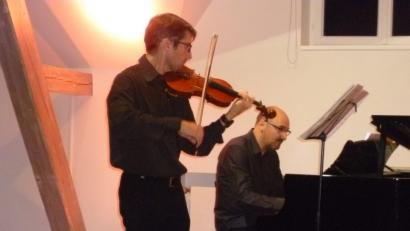 Bild: tie
Pianist und Komponist Edorado Bruni (rechts) und Violinist Ivo Crepaldi trafen im harmonischen Zusammenspiel im Oberpfälzer Künstlerhaus stets die richtige Stimmung.