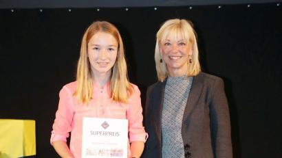 Bild: Bayerisches Kultusministerium
Staatssekretärin Carolina Trautner vom Bayerischen Staatsministerium für Unterricht und Kultus (rechts) überreichte Lea Hönig den „Superpreis 2018“.