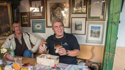 Bild: chl
Fritz Seyferth (rechts) in seiner Laube in Weiher, die mit Erinnerungen an seine Münchener Zeit dekoriert ist. Gerade hat er ein Körberl Pilze geschenkt bekommen.