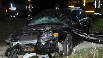 Bild: gf
Das Auto, das am Sonntagabend bei Ehenfeld über den Kreisverkehr raste, hat nur noch Schrottwert.