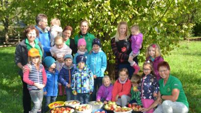 Bild: hcz
Die Kindergruppe der "Zaunkönige" freut sich über die reiche Obsternte.