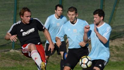 Bild: ham
Der Winklarner Matthias Niebauer (links) nahm es gleich mit drei Gästeakteuren auf. Dennoch setzte sich der TSV mit 2:1 gegen den SV Altendorf durch.