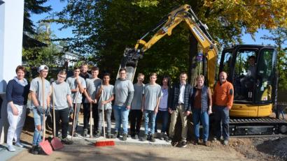 Bild: jr
Einsatz zeigten Mittelschüler der neunten Klasse bei einem Bauprojekt. Auf dem Schulgelände wurde mit Unterstützung der Firma Kassecker eine Bodenplatte betoniert. Im Bild die Schüler mit (von rechts) Polier Jürgen Altnöder, Schulleiterin Gisela Kastner, Andreas Malzer (Kassecker-Campus) und Katja Laber (BFZ Weiden) sowie (links) Lehrerin Tanja Zeus.