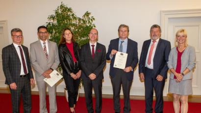 Bild: KM Bayern
Die Grafenwöhrer Grundschule erhält das „Profil Inklusion“. Darüber freuen sich Kultusminister Bernd Sibler (von links), Rektor Thomas Schmidt, Schulrätin Elisabeth Junkawitsch, Regierungsschuldirektor Stefan Fricker, Rektor Werner Winderl (Mittelschule Oberviechtach), Schulamtsdirektor Georg Kick (Fachlicher Leiter Schulamt Schwandorf) und Staatssekretärin Carolina Trautner.