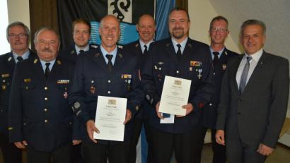 Bild: jr
Staatliche Ehrungen für jahrzehntelangen Dienst gab es für Joachim Sommer (Vierter von links) und Michael Eckstein (Dritter von rechts). Es gratulierten (von links) Kreisbrandmeister Albert Fröhlich, Kreisbrandrat Andreas Wührl, Vorsitzender Christian Grillmeier, Kommandant Franz Bauernfeind, 2. Kommandant Günther Sommer und Bürgermeister Roland Grillmeier.