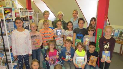 Bild: bl
Stolz präsentieren die Gewinner der Bücherrallye ihre Preise. Die Leiterin der Stadtbücherei Renate Stigler, Zweite Bürgermeisterin Christa Zapf und "Glücksfee" Selina Hummer (von links) gratulierten den Leseratten.