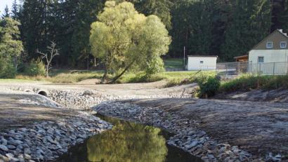 Bild: mmj
Die Ascha ist in einem Teilstück verlegt, die Überfahrt zur Erschließung der Baustelle ist abgeschlossen. Die Brücke wird abgerissen und erneuert.