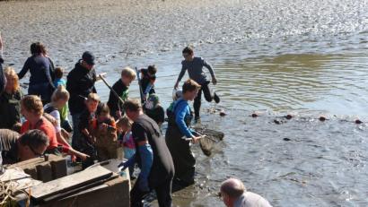 Bild: exb
Abfischen für Kinder auf dem Gowerhof in Rothenbürg bei Tirschenreuth.