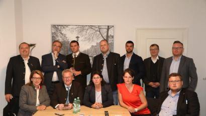 Bild: Gerhard Götz
Gute Stimmung sieht anders aus: Gespannt verfolgt MdL Alexander Flierl (Dritter von links) den Wahlausgang in Fernsehsendungen. Nachdenkliche Mienen herrschen bei ihm und seinen Parteifreunden in der Schwandorfer CSU-Geschäftsstelle. Am Ende überwiegt die Freude darüber, dass der 48-jährige CSU-Politiker aus Oberviechtach das Stimmkreismandat wieder gewonnen hat.