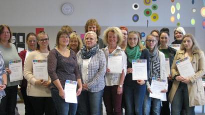 Bild: Eisenreich-Hierl
Als zuverlässige Partner in der Ausbildung der Kinderpfleger wurden mehrere Praxiskindergärten und -tagesstätten gewürdigt. Die Berufsfachschule bedankte sich mit Urkunden.