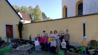 Bild: hä
Die Grashüpfer der Steiner Kirchengemeinschaft und die Gartenzwerge des OGV Liebenstein bepflanzen das Blumenbeet vor der St.-Laurentius-Kirche in Stein.