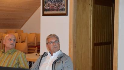 Bild: bej
Im Beisein von Bürgermeister Walter Schauer (links) stellte Ingenieur Bernhard Preischl die Maßnahme vor und stand den Anliegern Rede und Antwort.