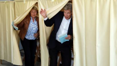 Bild: Götz
Joachim Hanisch (rechts) kommt aus der Wahlkabine. Als Spitzenkandidat der Freien Wähler auf der Oberpfalz-Liste verteidigte er sicher sein Landtagsmandat.