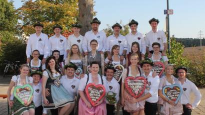 Bild: ads
Zwölf Kirwapaare sorgen in Pursruck, die bei herrlichem Altweibersommer zahlreiche Besucher anlockte, für zünftige Stimmung.