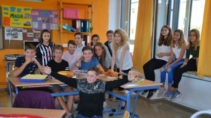 Bild: exb
Viele Besucher feiern beim Herbstfest der Mittelschule.