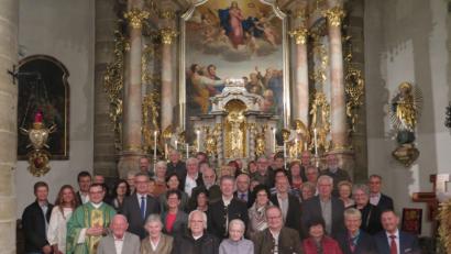 Bild: jzk
Nach dem Ehejubiläumsgottesdienst gratuliert Stadtpfarrer Konrad Amschl (Vierter von links) den Jubelpaaren.