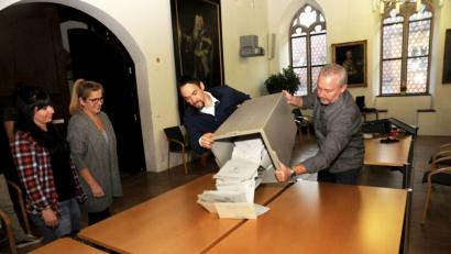 Bild: ge
Punkt 18 Uhr fängt das große Zählen an: Hier im Rathaus öffnen die Wahlhelfer die Umschläge in einem von fünf Briefwahlbezirken.