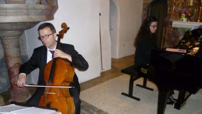 Bild: Reinhold Tietz
Lang anhalten Beifall gibt es für das Konzert von Fulbert Slenczka (Cello) und Mirela Slenczka (Klavier) bei den Beer-Walbrunn-Tagen in Kohlberg.