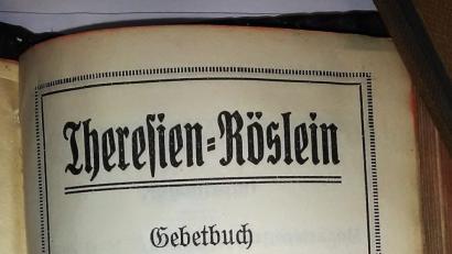 Bild: ld
„Theresien-Röslein“ ist der Titel des Gebetbüchleins aus dem Jahr 1927