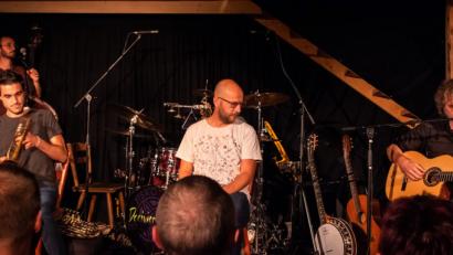 Bild: pml
Dominik Glöbl, Sebastian Horn und Gerd Baumann beim "Dreiviertelblut"-Konzert im Schafferhof. Drei Stimmen, die zusammen wunderbar harmonieren.