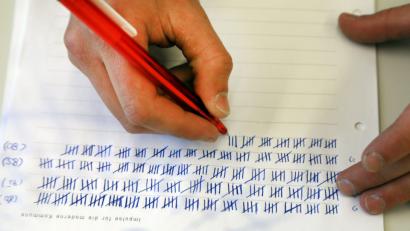 Bild: Götz
Die durchschnittliche Wahlbeteiligung im Stimmkreis Schwandorf lag bei 71,41 Prozent. Die Wahlhelfer hatten daher am Sonntag eine Menge Arbeit zu bewältigen.